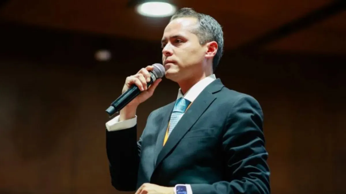 Se le ha señalado a José Francisco de la Fuente Flores de expedir actas de nacimiento apócrifas para otorgar nacionalidad mexicana a extranjeros