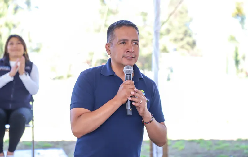 Edmundo Tlatehui coloca la primera piedra del preescolar San Luis Tehuiloyocan