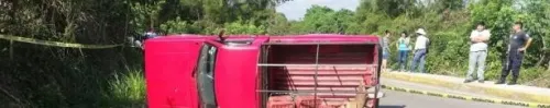 Hombre muere aplastado tras volcar su camioneta en Hueytamalco