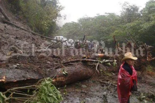 Derrumbe deja incomunicados  a Tepatlán y Hermenegildo Galeana