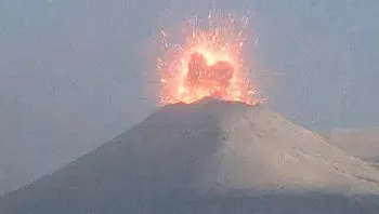 VIDEO: Volcán Popocatépetl explota, emite un fuerte estruendo y aumenta su actividad
