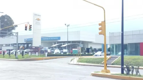 Ladrones en motocicleta roban 3 vehículos en agencia Chevrolet de Texmelucan