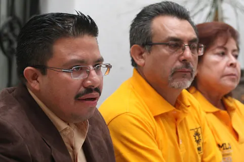 El PRD denuncia a Fernando Morales por las mantas en contra de AMLO