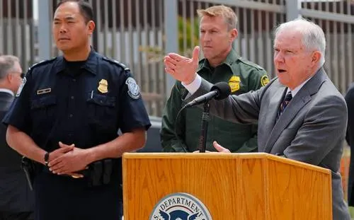 Se enjuiciará a quien cruce ilegalmente la frontera y si traen niños serán separados: Sessions