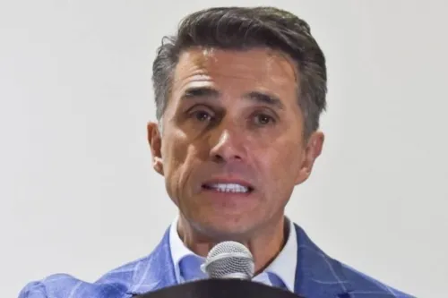 Sergio Mayer pide a AMLO intensificar medidas ante COVID-19 y suspender giras