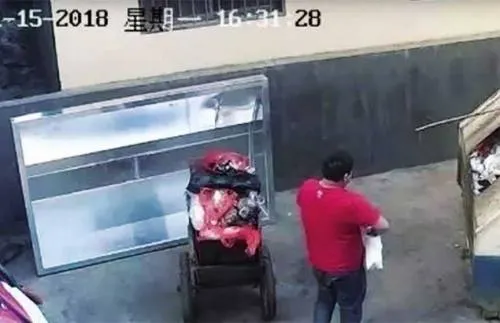 Cámaras captan a un hombre que tira a su bebé a la basura