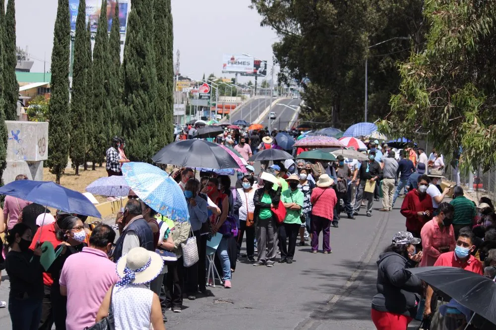 Vacunación en Puebla capital pasa del orden al caos