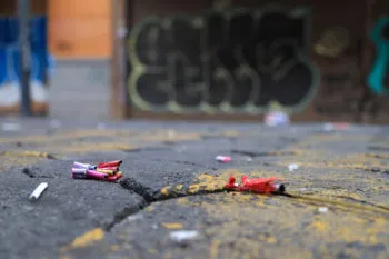Niños explotan pirotecnia en el rostro de Chispa, perrita callejera, en La Guadalupana