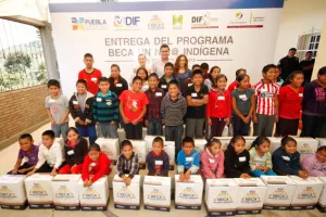 Menores del municipio de Coyomeapan reciben paquetes escolares del programa ”Beca un Niño Indígena’