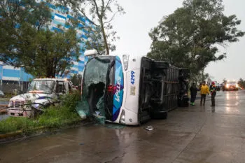 Volcadura de autobús frente al estadio Cuauhtémoc deja como saldo 17 personas lesionadas