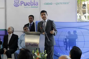 A pesar de múltiples robos, Rivera devela placa de Puebla “Comunidad Segura”