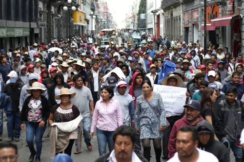 Manifestantes de Cholula exige al ayuntamiento predios para vender sus productos