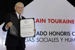 Ibero Puebla entrega Doctorado Honoris Causa a Alain Touraine