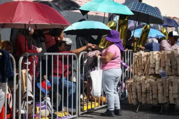 Ambulantes hicieron su agosto en el desfile del 5 de mayo con renta y venta de sillas, bancos y comida