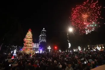 Eduardo Rivera enciende el Árbol de Navidad en el zócalo de Puebla