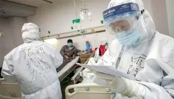 China aísla a casi 500 alumnos de una universidad por la COVID-19