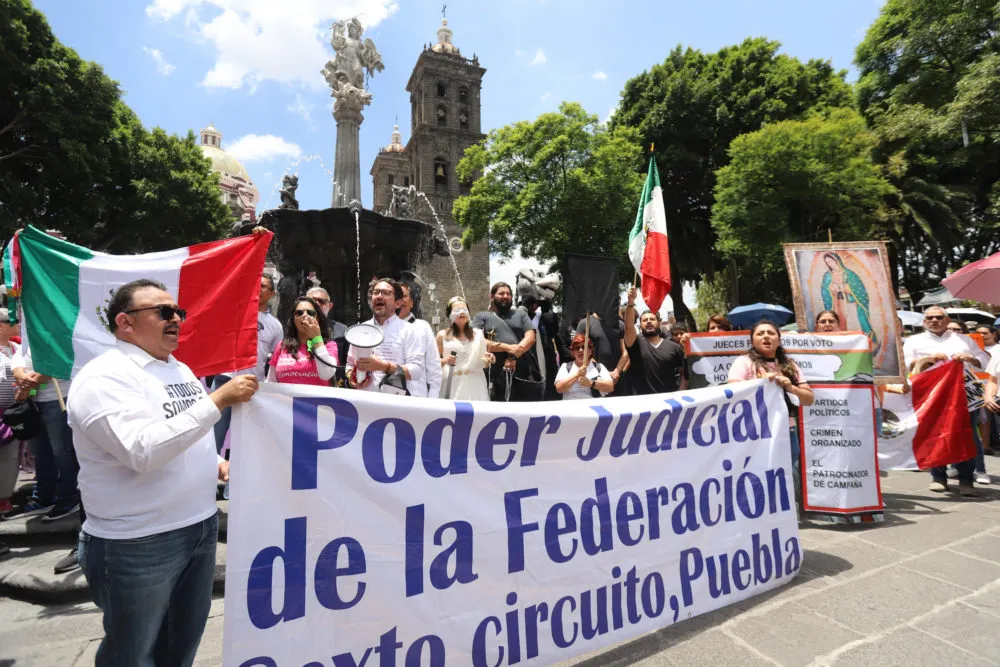 Protestan en Puebla contra la reforma judicial que plantea AMLO