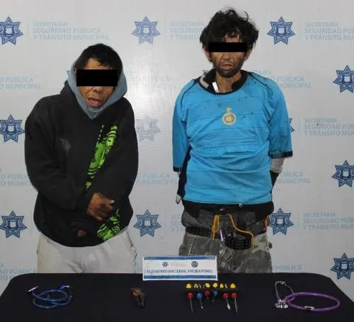 Aseguran a tres hombres por robo a negocio
