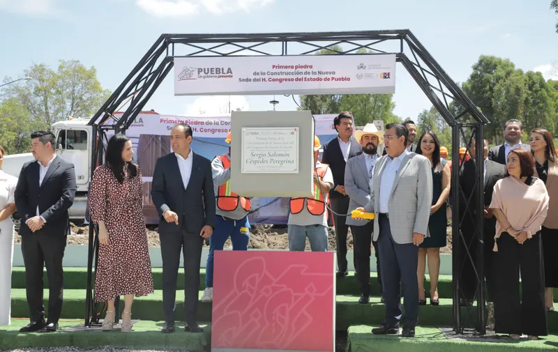 Colocan la primera piedra del Congreso