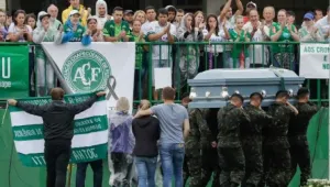 Víctimas de Chapecoense reciben emotivo adiós