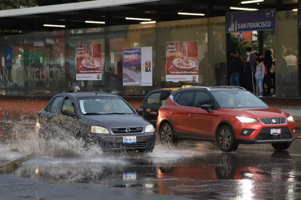 Choques, vehículos varados, árboles caídos y fuertes inundaciones dejó fuerte tormenta en Puebla