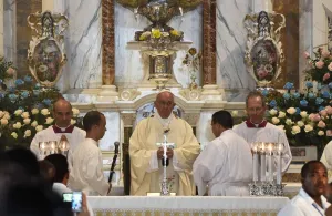 El Papa llama a ‘sembrar reconciliación’, en su última misa en Cuba