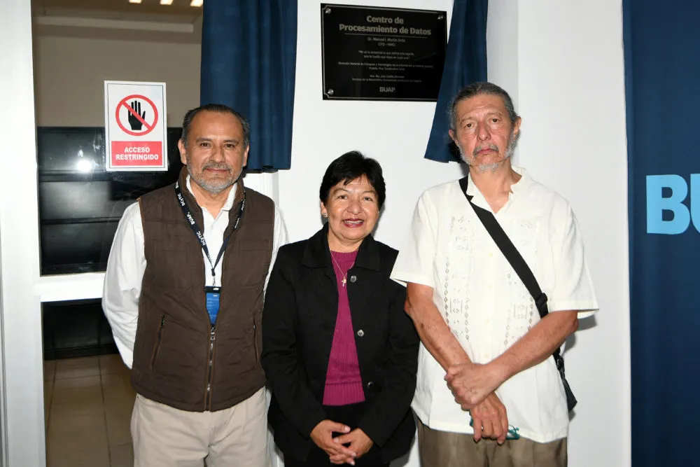 La rectora Lilia Cedillo devela placa conmemorativa en reconocimiento a la labor del doctor Manuel Martín Ortiz