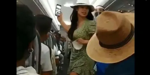 #LadyCOVID arma escándalo en avión de Cancún porque “le vale la pandemia”