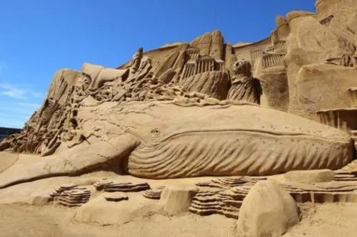 Las enormes esculturas de arena que llevan a la superficie la vida oceánica (fotos)