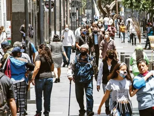 Sin sana distancia la pandemia se acelera; la mitad del país pasa a semáforo