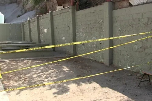 Se derrumba barda sobre mujer y dos niñas en La Resurrección