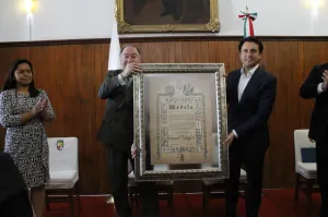 Entrega San Pedro Cholula Cédula Real a embajador de Rusia