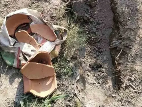 Encuentran a bebé enterrada viva durante funeral de niña