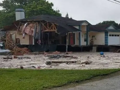 Socavón se ‘traga’ dos casas en Florida