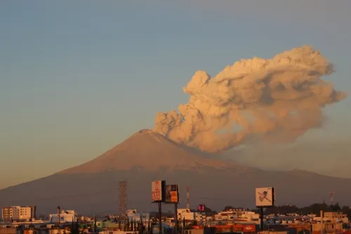 Impresionante explosión del Popocatépetl alerta a usuarios en redes
