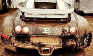 Has visto abandonados muchos autos, pero ¿un Bugatti Veyron?