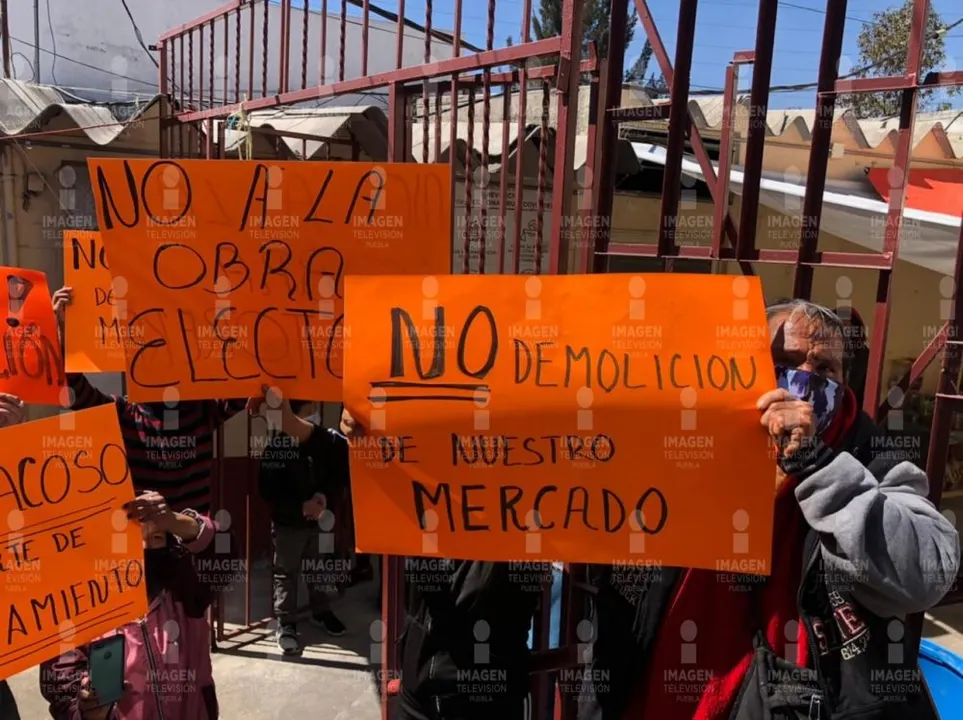 Locatarios del Mercado de Amalucan se oponen en contra de una obra de remodelación