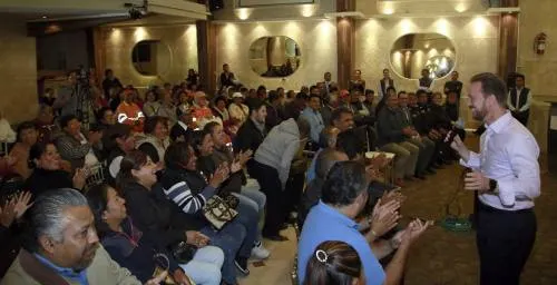 Luis Banck y trabajadores del Servicio de Limpia trabajan juntos a favor de la Ciudad