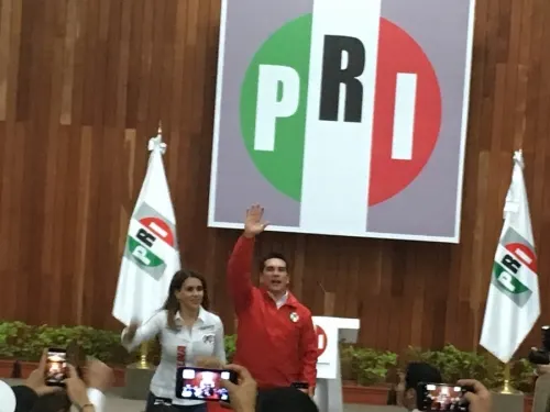 Alejandro Moreno se registra como candidato para digirir al PRI