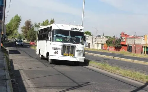 Con armas blancas, sujetos asaltan Ruta 63