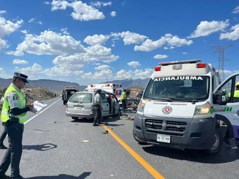 Fallecen cinco personas en choque entre dos camionetas en NL