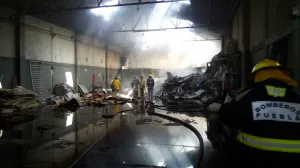 Sofocan bomberos incendio registrado al interior de una fábrica