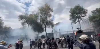 Normalistas de Ayotzinapa lanzan petardos en Segob en protesta a los 43 estudiantes 