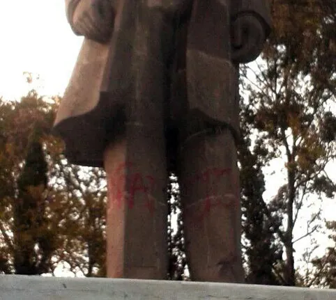 Grafitean el Monumento a Benito Juárez