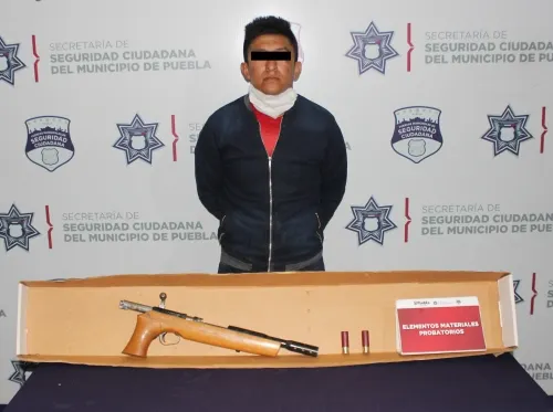 Detienen a hombre presuntamente dedicado al robo a transporte público y a transeúnte