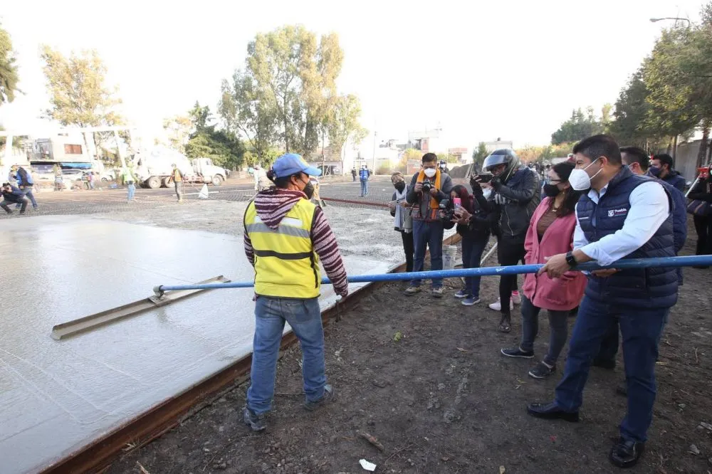 Eduardo Rivera inspecciona construcción del Parque Tabachines