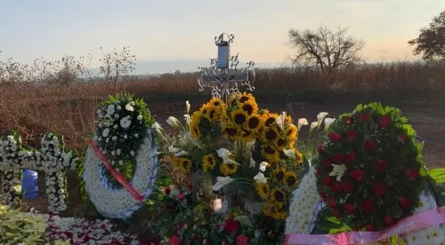 Con arreglos florales y una manta se recordó al matrimonio  MEA y RMVR en Coronango