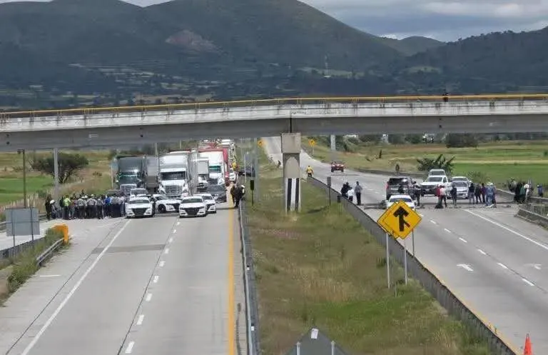 Bloqueo en Arco Norte cumple más de 30 horas: ejidatarios exigen pago por tierras y transportistas alertan caos logístico