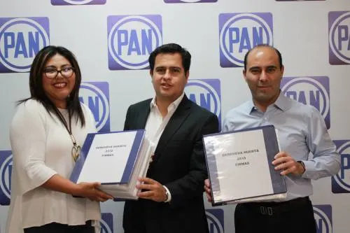 Genoveva Huerta entrega más de 8 mil firmas  a comisión organizadora