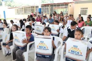 Sistema estatal DIF entrega paquetes escolares del programa ”Beca un Niño Indígena” en Tenampulco,